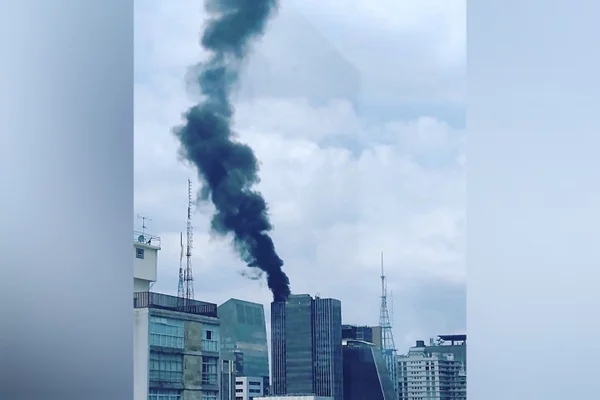 Incêndio atinge prédio na Avenida Paulista, em São Paulo