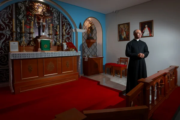 Padre excomungado pelo papa diz que “modernismo destrói a fé católica” - destaque galeria