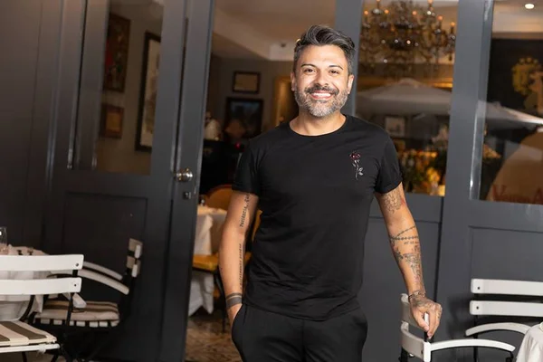 Malas prontas! William Wilker recebe amigos em despedida no Copa Café