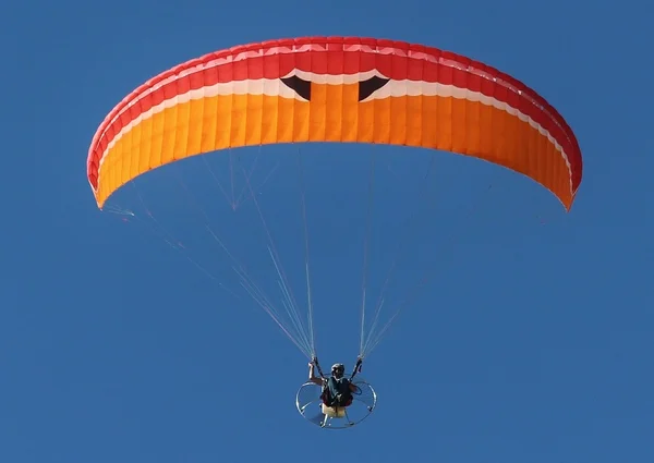 Empresário morre após cair com parapente em Itapetininga (SP)
