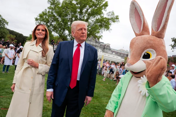 Presidente dos EUA, Donald Trump, a primeira-dama Melania Trump e o Coelhinho da Páscoa cumprimentam os convidados durante o evento "White House Egg Roll" no gramado sul da Casa Branca -- Metrópoles