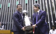 Dr.Luizinho e Randolfe Rodrigues com a taça da Libertadores da América em homenagem ao Flamengo Dr.Luizinho e Randolfe Rodrigues com a taça da Libertadores da América em homenagem ao Flamengo