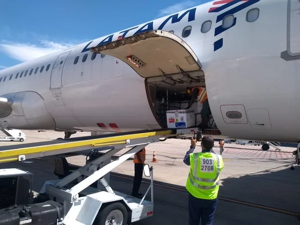 Vacinas chegam no Aeroporto do Galeão