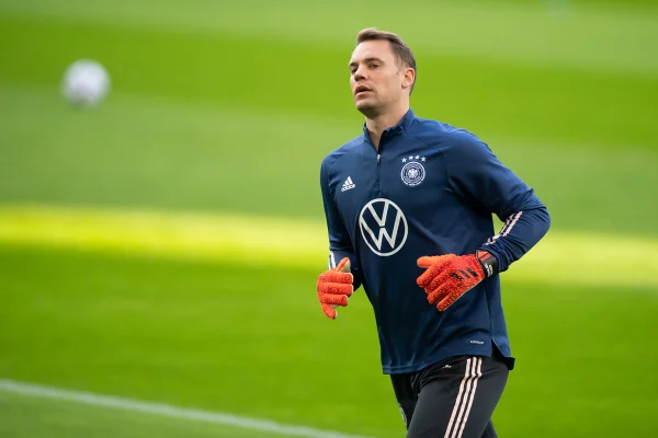 Bayern anuncia cinco casos de Covid; goleiro Neuer diz que “está bem”