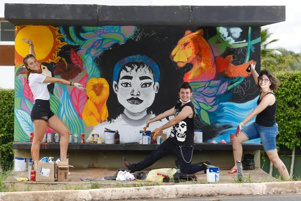 Arte e cidadania: alunos fazem grafite em ponto de ônibus do Lago Sul