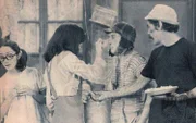 Chaves sendo maquiado