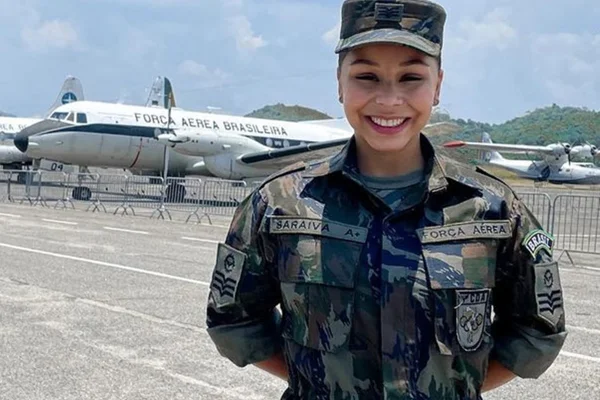 Flávia Saraiva posa com a farda da FAB - Metrópoles