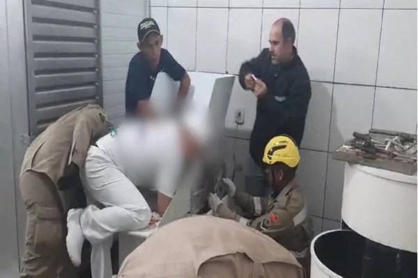 Homem prende braço em máquina de padaria