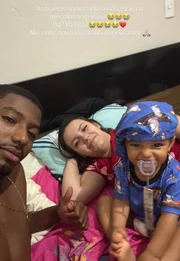 Gustavo Simões, Letícia Vieira e Benício fazem selfie na cama, antes de dormir Gustavo Simões, Letícia Vieira e Benício fazem selfie na cama, antes de dormir