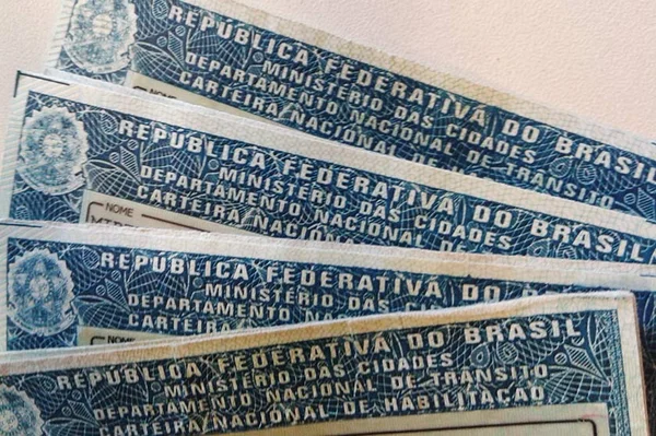 Número de motoristas que pedem transferência de multas aumenta no DF