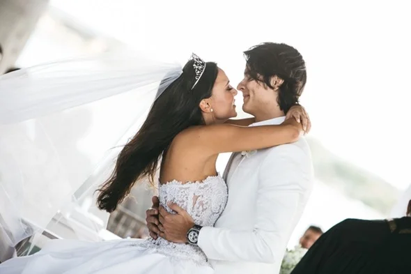 Amanda Guerra e Sandro Covre se casam em clima tropical