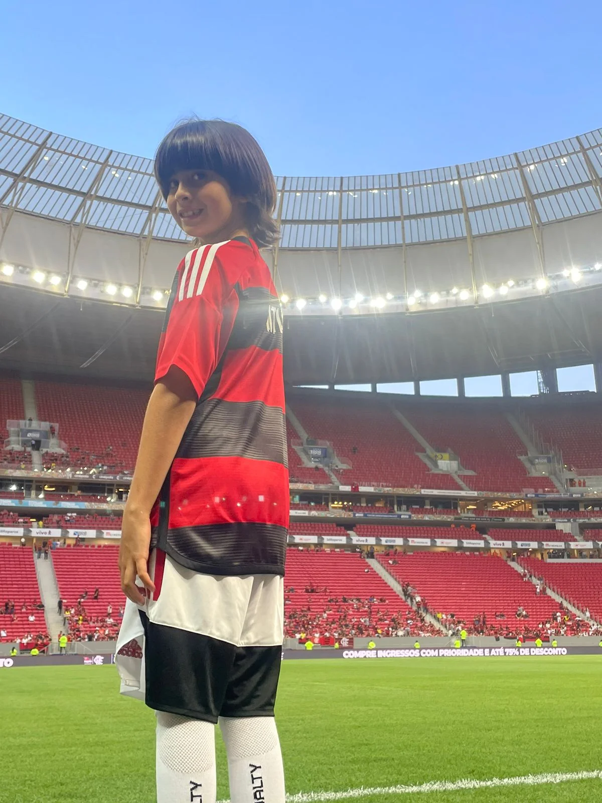 Ele entrou em campo com o jogador Arrascaeta Ele entrou em campo com o jogador Arrascaeta