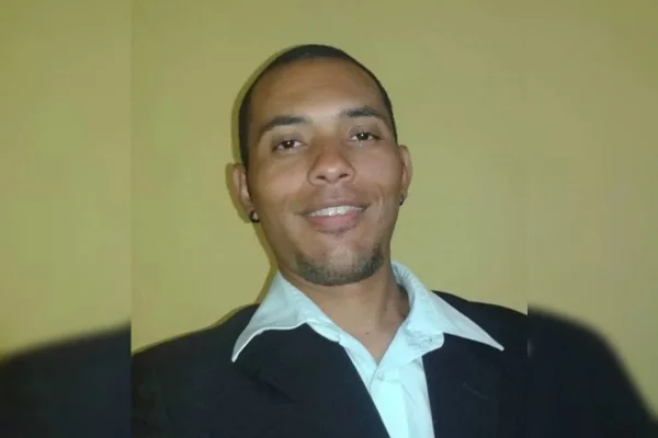 Image colorida de homem com terno preto