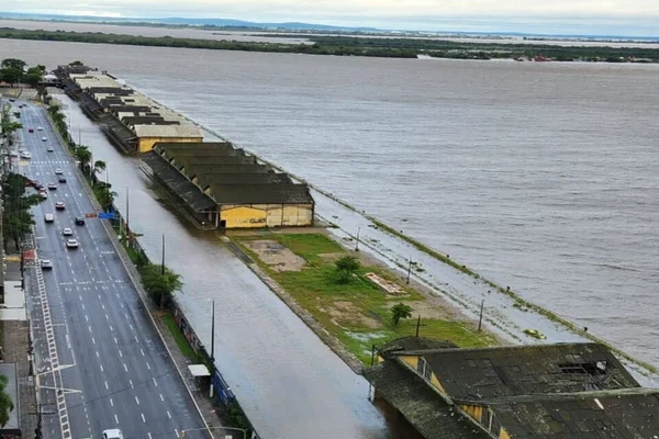 Imagem colorida de parte de Porto Alegre inundada - Metrópoles