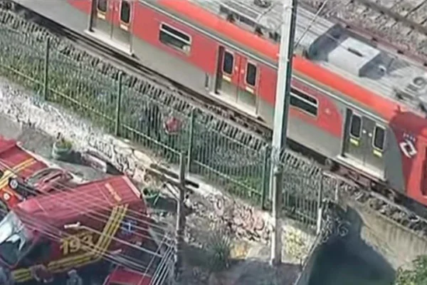 Captura de tela mostra trem da CPTM rodeado de ambuâncias do SAMU