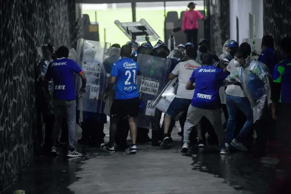Briga generalizada em jogo no México deixa torcedores feridos. Assista