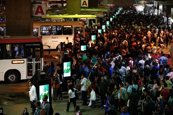 Rodoviários fazem paralisação e complicam volta para casa