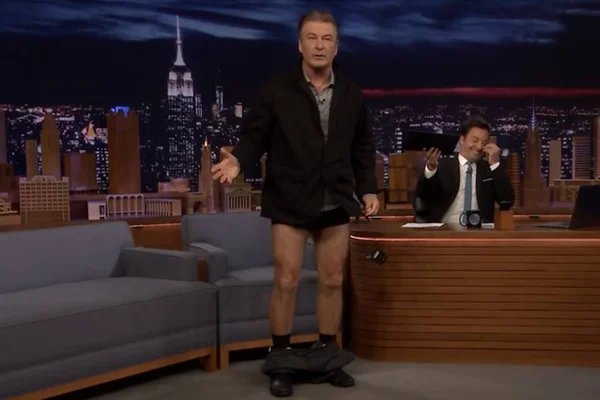 Alec Baldwin abaixa as calças ao vivo durante entrevista