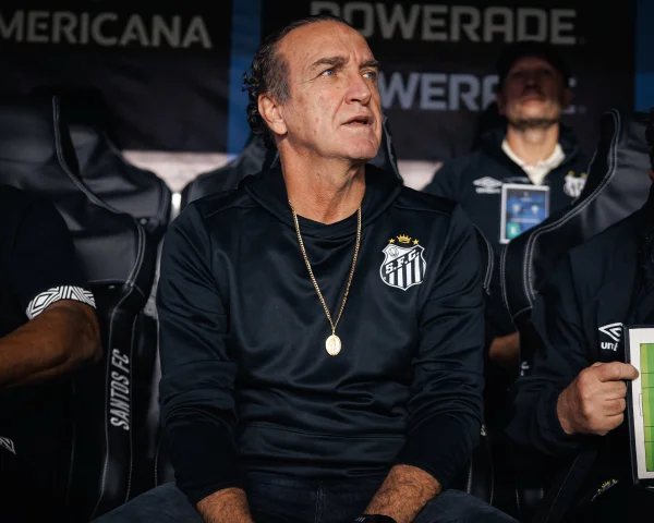 Cuca no banco de reservas em jogo do Santos na Copa Sul-Americana