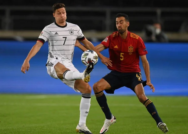 Draxler e Busquets disputam bola