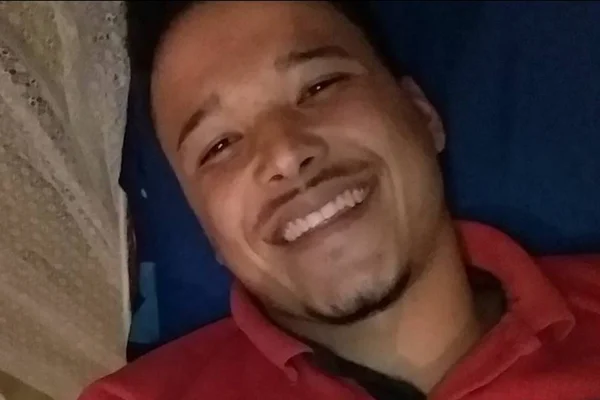 Raphael Martins Alves, morto em frente a boate no DF. Jovem de casaco azul marinho tira selfie dentro de avião.