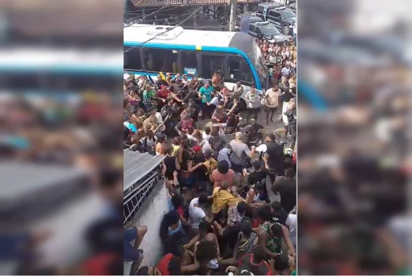 Confusão e briga em frete à cadeia