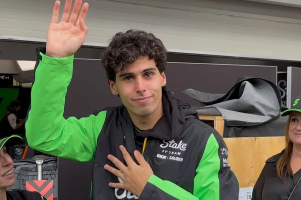 Imagem colorida de Gabriel Bortoleto chorando após o GP de São Paulo- Metrópoles