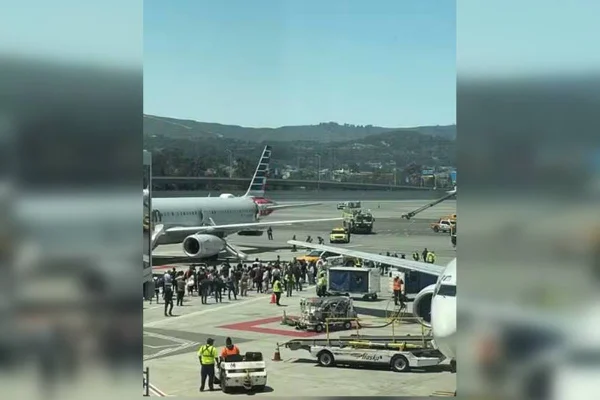 Imagem colorida de avião sendo evacuado nos Estados Unidos (EUA) após bateria de notebook pegar fogo - Metrópoles