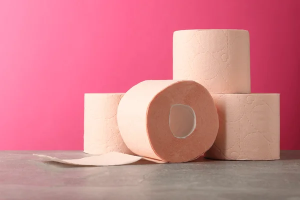 foto com cor. papel higiênico cor de rosa - metrópoles