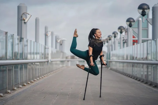 Fotos de arquivo mostram Sophia Moore, que se tornou bailarina apesar de mal desconhecido que debilitou sua perna esquerda - Metrópoles
