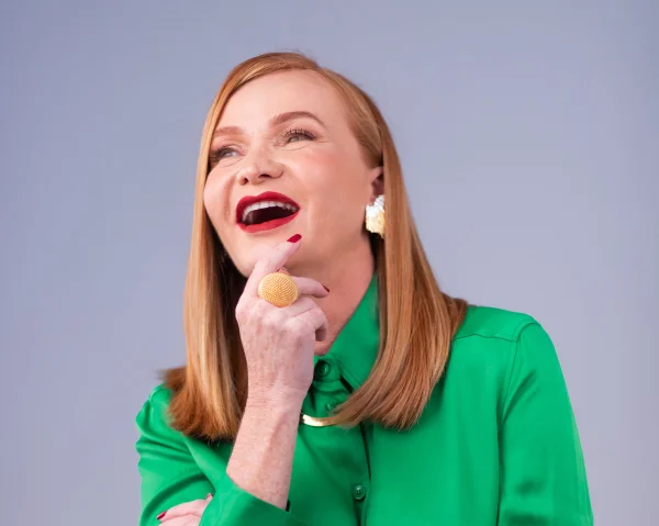 Fotografia colorida mostrando mulher sorrindo-Metrópoles