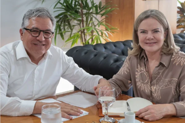 Foto colorida de ministro das Relações Institucionais (SRI), Alexandre Padilha, e a presidente nacional do PT, a deputada Gleisi Hoffmann (PR) - Metrópoles