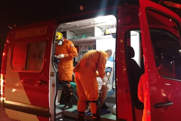 Policiais civis e passageiro ficam feridos em acidente com viatura
