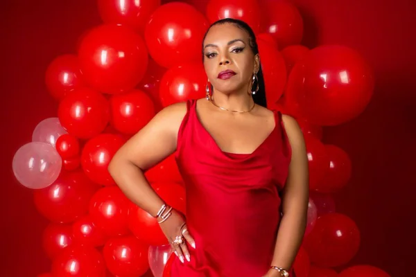 Foto colorida de Valquiria Nascimento, conhecida como Dona Val - Metrópoles