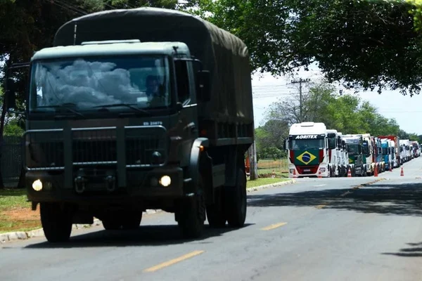 Moraes manda PM e PRF multarem donos de caminhões que fecharem vias do DF