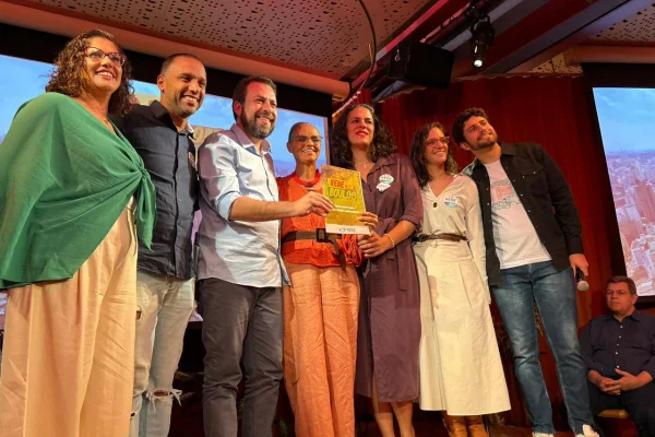 Imagem colorida de pessoas enfileiradas em cima de um palco. Ao centro, estão Guilherme Boulos e Marina Silva - Metrópoles