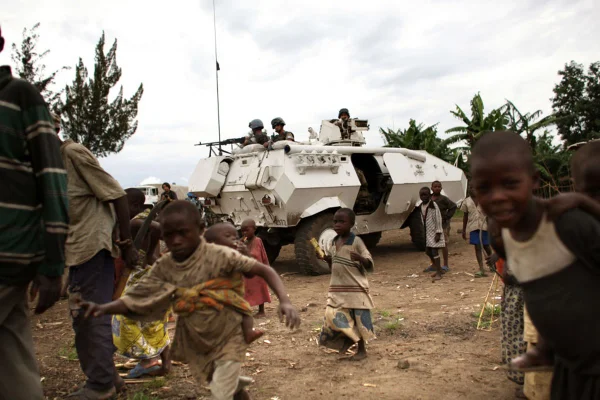 Imagem de tanque de guerra e crianças no Congo - Metrópoles