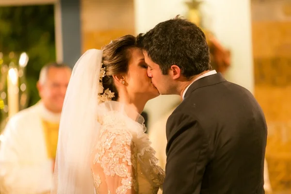 Raíssa Araújo e Rafael Lafite se casam em cerimônia intimista