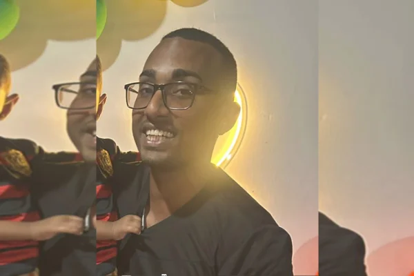 Homem usando óculos e sorrindo