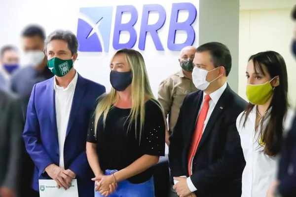 O presidente do Banco de Brasília (BRB), Paulo Henrique Costa, a secretária de Esporte, Celina Leão e os presidentes do Brasiliense e do Gama se reuniram, na tarde desta quinta-feira (25/06), para tratar de um reforço do incentivo por parte do banco ao futebol local.