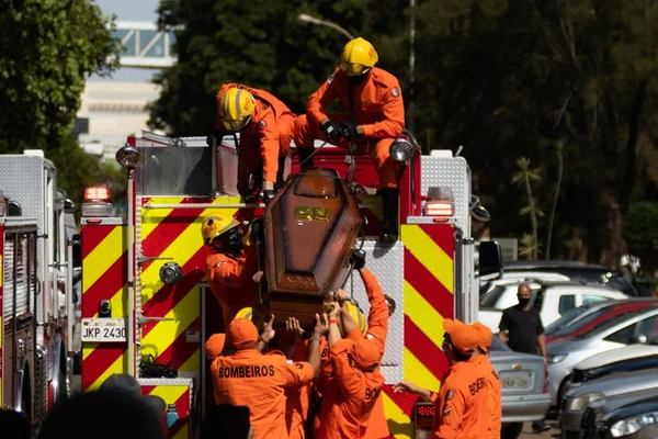 Enterro do bombeiro morto durante assalto no DF