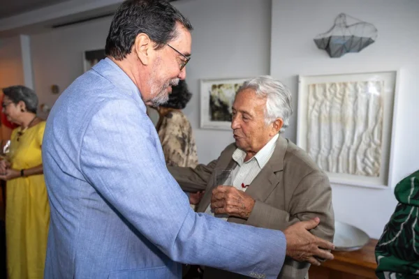 Imagem colorida mostra Merval Pereira cumprimentando Edgar Telles, eleito para ABL
