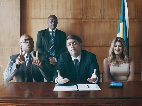 Só agora a Globo faz piada com política? A história mostra o contrário