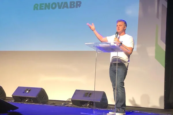 “Não estou me colocando [como candidato]”, afirma Luciano Huck
