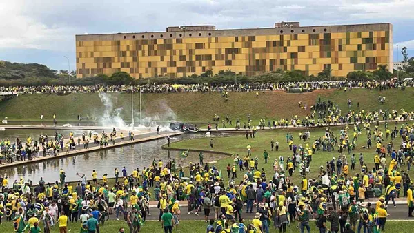 Vídeo: bolsonaristas incendeiam viatura da polícia durante manifestação antidemocrática