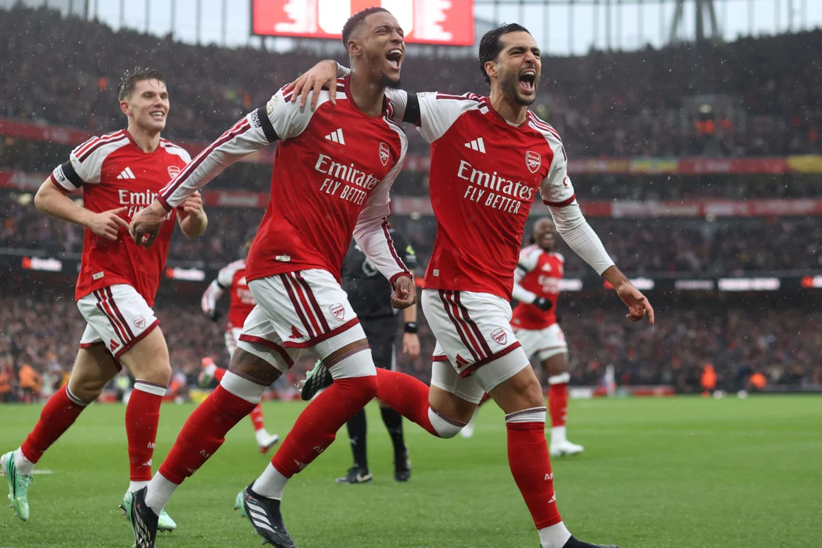 Ezri Konsa e Mikel Merino comemorando gol pelo Arsenal Ezri Konsa e Mikel Merino comemorando gol pelo Arsenal