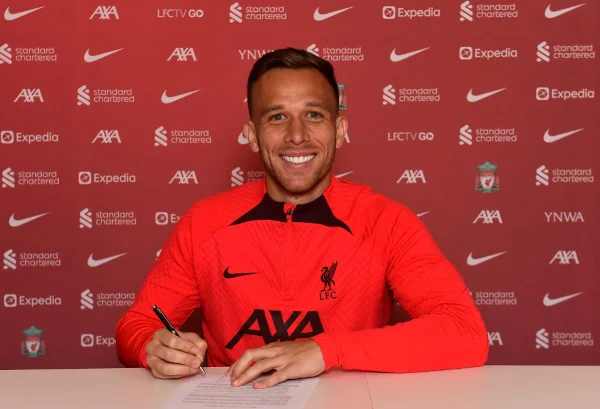 Liverpool anuncia a contratação por empréstimo de Arthur