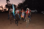 Grupos percorrem a zona rural a cavalo, levando as bandeiras do Divino e de Nossa Senhora Grupos percorrem a zona rural a cavalo, levando as bandeiras do Divino e de Nossa Senhora