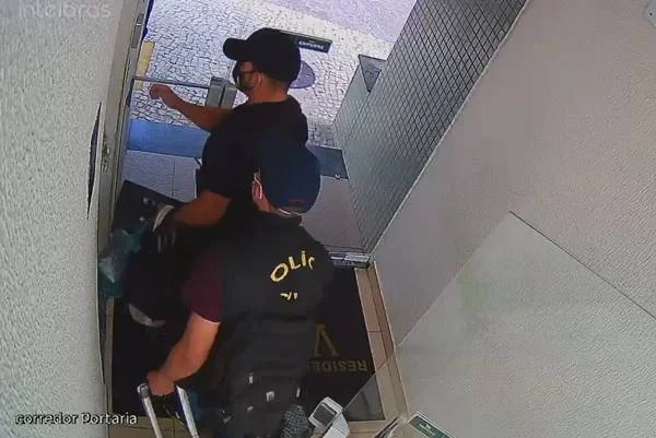 Vídeo: integrante do Comboio do Cão se vestiu de policial para roubar apartamento