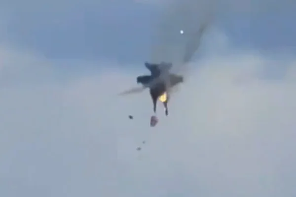 Imagem colorida de caças colidindo no ar e caindo durante apresentação aérea nos Estados Unidos